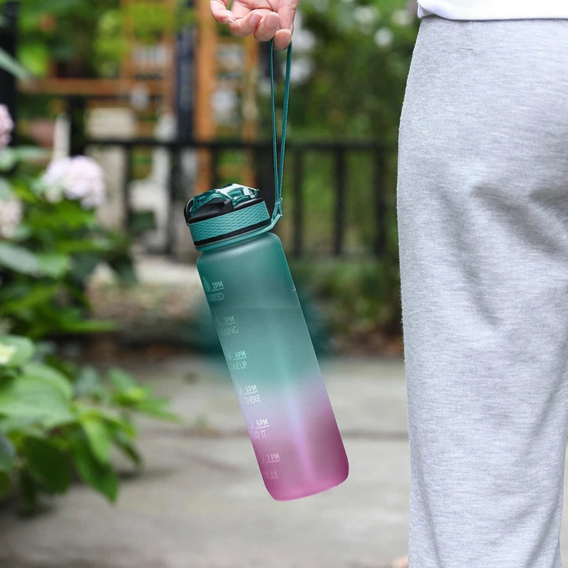 1000 ml Wasserflasche mit großem Fassungsvermögen, mit Zeitmarkierung und Plastikstrohhalm, auslaufsichere Wasserflasche mit Motiv für den Außenbereich, Trinkflasche